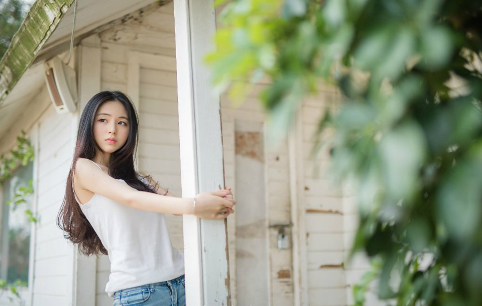 看着小乔松了口气的神色，吕布淡然道：“放心，若真是我做的，我也不屑在这种事情上撒谎，另外，记住你的身份，就算是妾，你也是我的女人，心里怎么想我不管，但你不该将这些愚蠢的表情给我表现出来，若非看在腹中孩儿的份上，单是这一点，就可以让你生不如死！莫要以为，这两年对你好了，就可以在我面前恃宠而骄！”